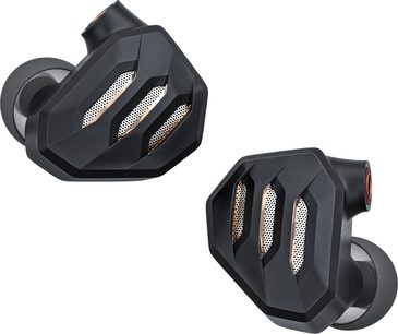 Sort FiiO FH7S in-ear hovedtelefon i aluminium, med vinklet yderside, tre kobberfarvede perforerede gitre og mørkegrå silikonepropper, set fra trekvart vinkel