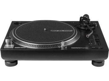 Czarny gramofon DJ Reloop RP 5000 MK4 widziany od frontu, z ramieniem w kształcie S i dużym talerzem oraz bocznym suwakiem pitchowania