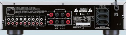 Denon PMA-700AE stereo hi-fi forstærker, bagside, tæt centreret billede af stik og knapper
