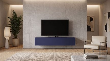Mobile TV sospeso blu scuro, rettangolare e senza maniglie, sotto un televisore in un soggiorno dai toni neutri