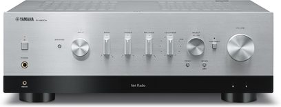 Forsiden af en Yamaha R-N800A sølvfarvet stereo hi-fi-forstærker med et rent design med knapper, drejeknapper og display