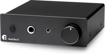 Slúchadlový predzosilňovač Pro-Ject Head Box E čierny, pohľad spredu v trojštvrťovom uhle s gombíkom hlasitosti a slúchadlovými výstupmi na prednom paneli