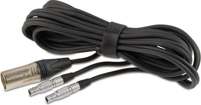 Zwarte gevlochten audiokabel met verzilverde XLR-connectoren en open Focal Utopia 2022 zwarte hoofdtelefoon met lederen oorkussens