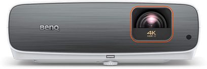 Benq TK860 4K HDR projektor set forfra, metallisk grå kabinet, linse med orange ring