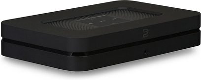 BlueSound Node 2i sort netværksaudioafspiller, set ovenfra, aflang rektangulær form, mat sort overflade, perforeret gitter