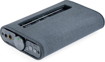 Estojo têxtil cinzento iFi Audio xDSD Gryphon, vista em três quartos, janela superior e recortes para o seletor e as tomadas