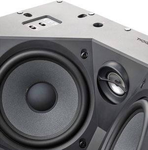 Zapuštěný reproduktor Focal 100 ICLCR5 v metalickém šedém provedení, detailní pohled zepředu, viditelné reproduktory a výškový reproduktor