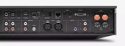Pannello posteriore di amplificatore hi-fi nero con ingressi HDMI eARC, phono, XLR, Ethernet, USB e morsetti per diffusori