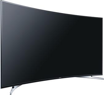 Samsung UE65HU7100 sort fladskærms-TV med kurvet skærm, set forfra, på sølvfarvet metalfod