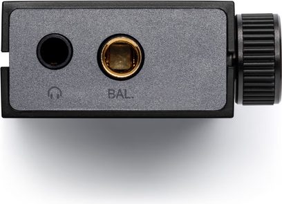 Přenosný audio převodník Astell&Kern AK-HB1 v černé barvě, pohled zepředu, se dvěma jack konektory a jedním pozlaceným optickým konektorem