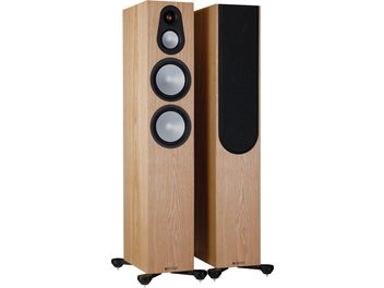 Monitor Audio Silver 300 7G álló hangsugárzók világos tölgy színben, 3 fekete hangszóróval a fa előlapján, elölnézetből