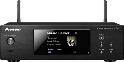 Pioneer N-P01 sort netværksaudioafspiller, frontvisning, viser sangtitel "the ocean" af "Mark Rainey" "King of Guitar"