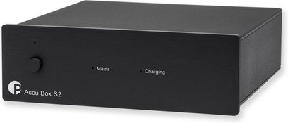 Отделен захранващ блок за HI-FI електроника Accu Box S2 черен, правоъгълен метален корпус в черно, предна страна с кръгъл бутон отляво, 2 светлинни индикатора "Mains" и "Charging" в центъра, лого и текст в долния ляв ъгъл