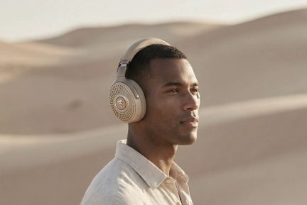Beige trådløse Focal-hodetelefoner med hodebøyle, båret i profil i et ørkenlandskap