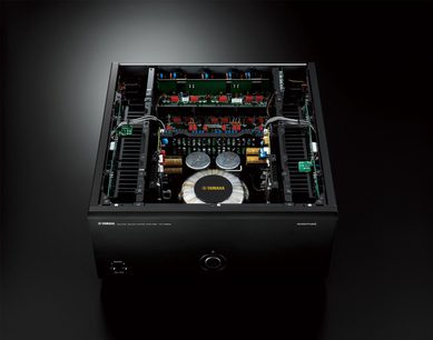 Yamaha MX-A5200 sort multikanalseffektforstærker, indvendigt topbillede, elektroniske kredsløb og komponenter synlige