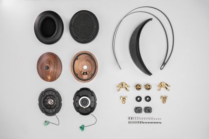 Rozebrané části drátových hi‑fi sluchátek Meze Audio 99 Classics, pohled shora, ořechové dřevo, pozlacený kov a černý plast