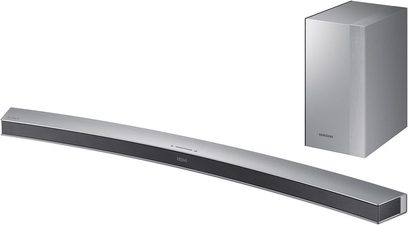 Samsung soundbar HW-M4501 i metallisk grå, aflang rektangulær form med matchende kubisk subwoofer