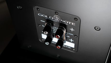 Sort terminalplade til Gold Note-højttalere, fire rød-sorte højttalerterminaler i close-up