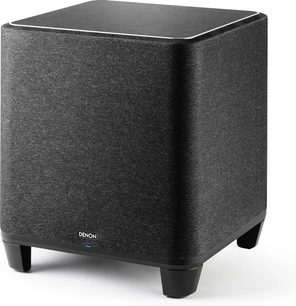 Denon Home Subwoofer svart, frontvy, kubisk form, mörkgrått tyg, svart bas, blå logotyp