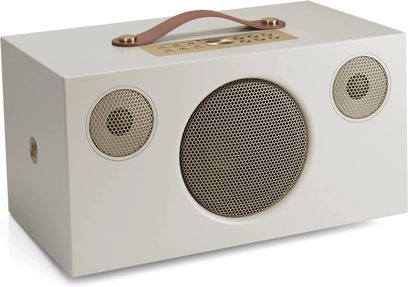 Üstünde üç altın rengi ızgara ve kahverengi bir taşıma sapı bulunan bej Audio Pro C10 MKII W Classic akıllı hoparlör