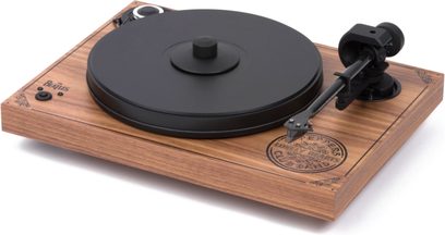 Pro-Ject 2-Xperience SB SGT Pepper pladespiller i valnøddefarvet finish, set oppefra, sort pladeplade, sort tonarm