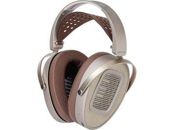 Отворени hi-fi слушалки Hifiman HE1000, овални чашки в цвят шампанско, метални решетки и кафяви възглавнички, изглед от три четвърти