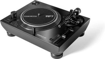 Juodos metalinės vinilo platelės „Reloop RP-7“ trys ketvirčiai vaizdas, taškų diskas, skaitymo rankena, pitch reguliavimo slidinukas