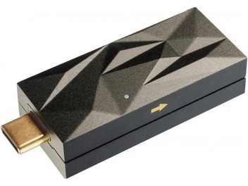 iFi Audio iSilencer Max strømforsyning, perspektivvisning, rektangulær form, tekstureret overflade, forgyldt USB-stik