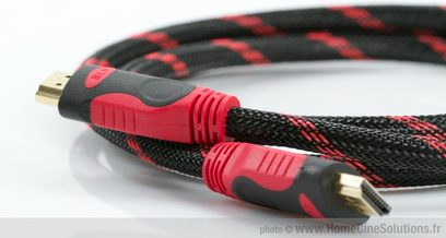 HDMI-kabel HCS Classic HDMI sort og rød flettet, forgyldte HDMI-stik, delvist oprullet