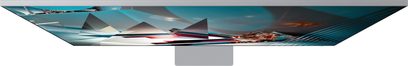 Televizor Samsung QE82Q800T, plochá obrazovka, pohled zepředu a z boku, na obrazovce barevné abstraktní geometrické tvary