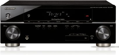 Pioneer VSX-819H sort hjemmebiografsforstærker, set forfra, frontpanel med knapper, drejeknapper og display, to sølvfarvede fødder