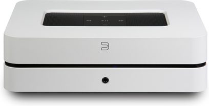 BlueSound PowerNode 2i hvid stereo hi-fi-forstærker, set forfra, rektangulær form, hvid finish, sort front med skærm og knapper