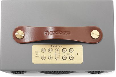 Enceinte sans fil connectée Audio Pro ADDON C3 gris, vue de face, corps gris métallisé, poignée en cuir marron, commandes dorées
