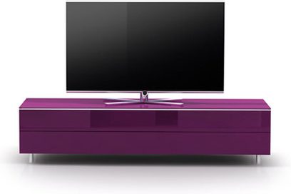 Nízká lesklá televize ve tmavě fialové barvě s černou obrazovkou na kovových nohách