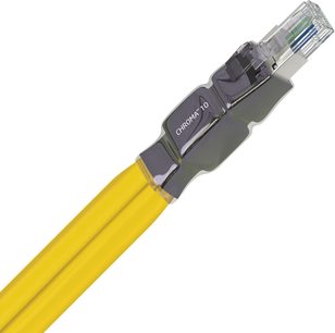Ethernet-netværkskabel RJ45 Wireworld Chroma 10 Ethernet 1m, gul kappe, gennemsigtig stikforbindelse, nærbillede, skrå vinkel