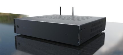 Sort Russound SVT8-lydforstærker, metalkabinet, front med blå LED’er, Wi‑Fi‑antenner bagpå, vist i trekvartprofil