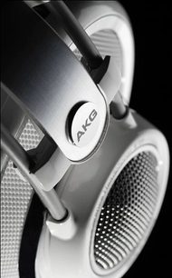 AKG Q 701 weißer Kopfhörer, Nahaufnahme der rechten Seite, Ohrmuschel und silberfarbener Metallbügel