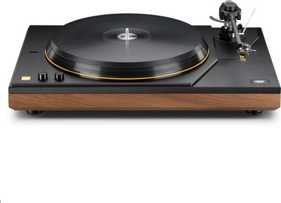 Platine vinyle Mofi Electronics MasterDeck noyer avec plateau noir et bras de lecture sur socle en bois
