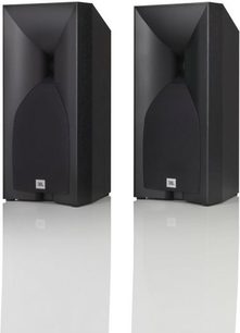 Δύο μαύρα ραφιέρες ηχεία JBL STUDIO 530, εμπρόσθια όψη, τραπεζοειδούς σχήματος με ορατά μεγάφωνα