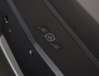 Q Acoustics M3 sort soundbar, nærbillede af kontrolknapperne øverst: tænd/sluk, Bluetooth og lydstyrke