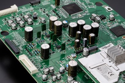 Grønt kretskort for Denon PMA-900HNE sølv hi-fi stereoanlegg, elektroniske komponenter, svarte kondensatorer, nærbilde ovenfra