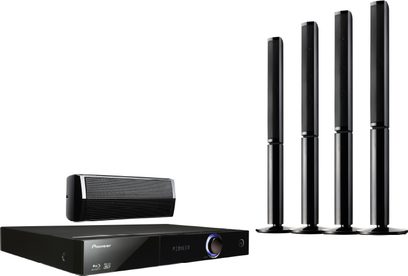 Pioneer BCS-727 hjemmebiograf-system bestående af en Blu-ray-forstærker og fire sorte gulvhøjttalere, set forfra på hvid baggrund