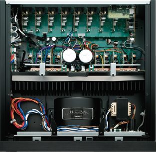 Výkonový vícekanálový zesilovač Onkyo PA-MC5501 v černé barvě, pohled na vnitřní část zepředu, zelené tištěné spoje, elektronické součástky, barevné kabely