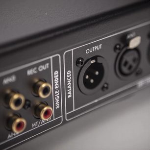 Electrocompaniet EC4.8 MKII stereo-forforstærker, bagside, RCA- og XLR-stik, indgangs- og udgangsvælger