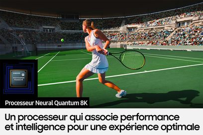 En tennisspiller på en græsbane slår en bold med sin ketsjer foran et stadion fyldt med tilskuere