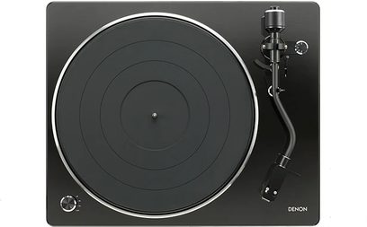 Hi-fi pladespiller Denon DP-400 sort, set ovenfra, rund sort pladespillerplade, bøjet tonarm til højre