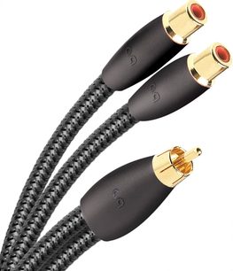 Tři černé audio RCA kabely se zlacenými konektory, dva samec a jedna samice, značky Audioquest