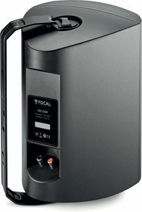 Vnější reproduktor Focal 100 OD8 v černé matné plastové úpravě, pohled ze tří čtvrtin zezadu s zaobleným rýhovaným tělem, bočním nástěnným držákem, centrálním technickým štítkem a červenými a černými svorkovnicemi