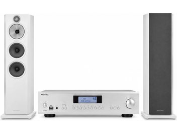 Hi-fi komplekts ar sudrabotu Rotel pastiprinātāju un divām baltām Bowers & Wilkins grīdas akustiskajām sistēmām, ar un bez pelēka aizsargrežģa