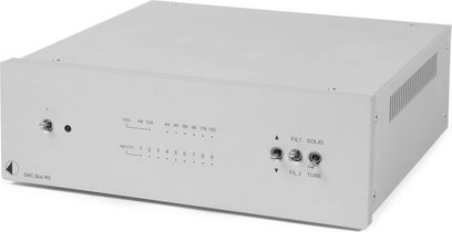 Pro-Ject Dac Box RS sølvfarvet audio DAC-konverter, rektangulært metalkabinetdesign i sølv, frontpanel med stik og justeringsdrejeknopper